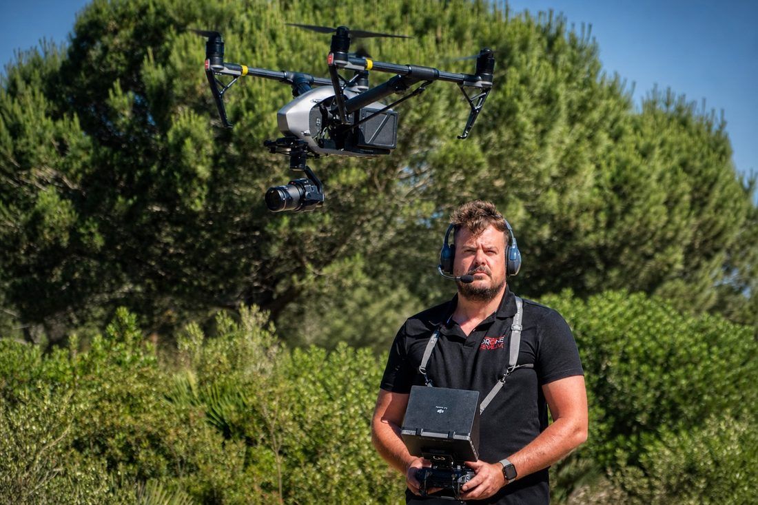 Piloto de drones profesional volando en Sevilla