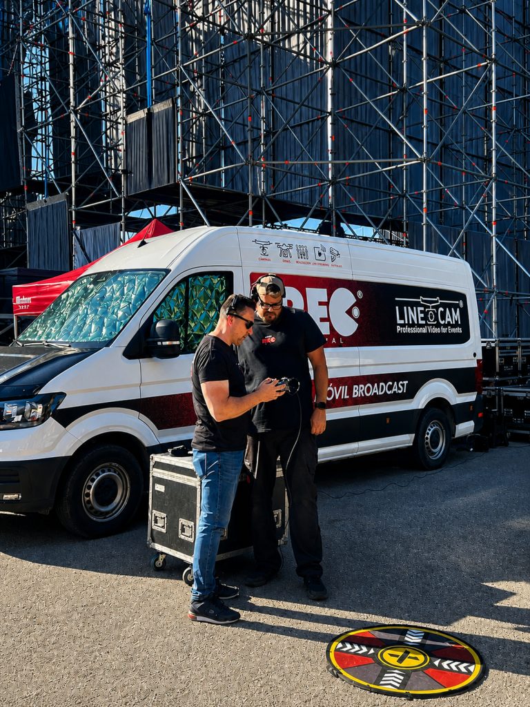Unidad móvil broadcast de DroneSevilla, en colaboración con LineCam y DalealRec, en un evento