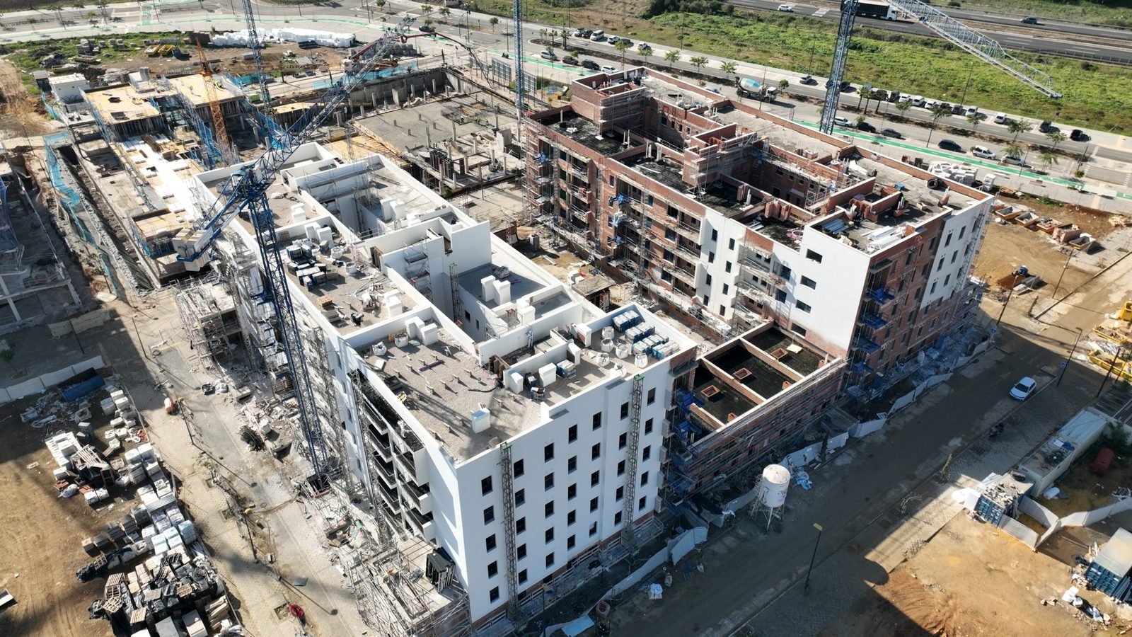 Vista aérea con dron del seguimiento de una obra residencial en Sevilla
