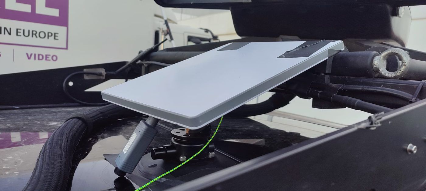 Antena Starlink instalada en el techo de la unidad móvil de DroneSevilla