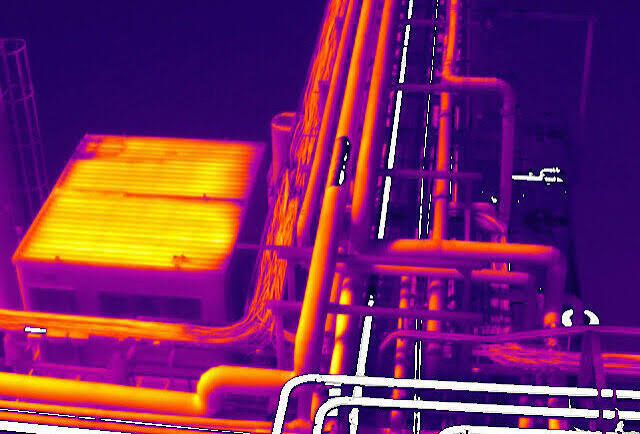 Ejemplo de imagen termográfica real de tuberías y cubierta industrial