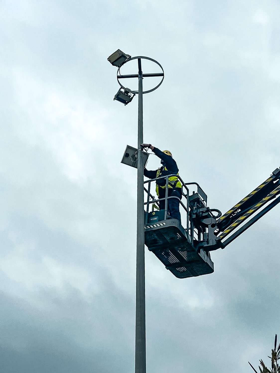 Técnico de DroneSevilla instalando la cámara de timelapse en plataforma elevadora