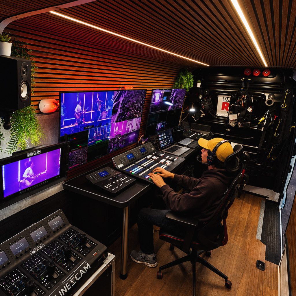 Interior de la unidad móvil broadcast de DroneSevilla, con puesto de realización multicámara