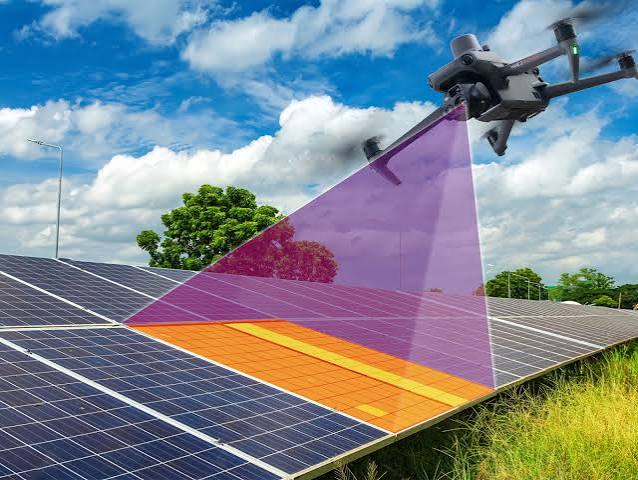 Dron realizando una inspección termográfica de paneles solares