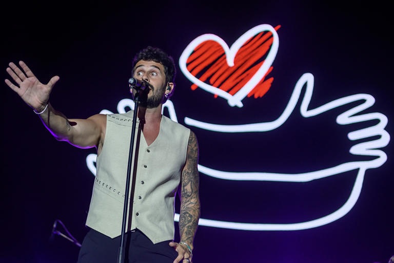 🎬 ¡Otro éxito más para el equipo!
Anoche tuvimos el placer de encargarnos de toda la realización en directo del concierto de @molinaoficial_ , un show que nos permitió dar lo mejor de nuestra experiencia técnica y humana.

📹 Más de 8 cámaras y drones situadas en puntos estratégicos, dos realizaciones independientes: una para las pantallas centrales y otra para las pantallas laterales, asegurando que cada ángulo, cada emoción y cada detalle llegara al público como se merece. Un placer ver también a @raule__ donde inicia su gira de conciertos este año que no podrás perderte.

💪 Un trabajo coordinado y profesional, donde cada pieza del equipo sumó para lograr un resultado impecable. ¡Gracias a todos los que lo hicieron posible!

#AntoñitoMolina #RealizaciónEnDirecto #Cámaras #PantallasGigantes #ProducciónAudiovisual #TrabajoEnEquipo #ConciertosEspaña #Directo #RealizaciónProfesional #Showtime