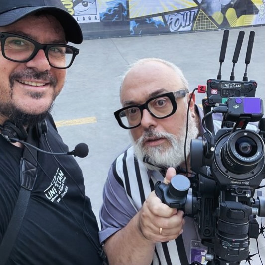 Aprender de los números 1: rodearte de gente que lleva años haciendo historia y seguir con la curiosidad intacta.
Álex de la Iglesia, el “número 1” no es un título: es una forma de trabajar.

#AprenderDeLosNúmeros1 #AlexDeLaIglesia #Aprendizaje #Cine #Inspiración TrabajoEnEquipo Backstage Seguimos