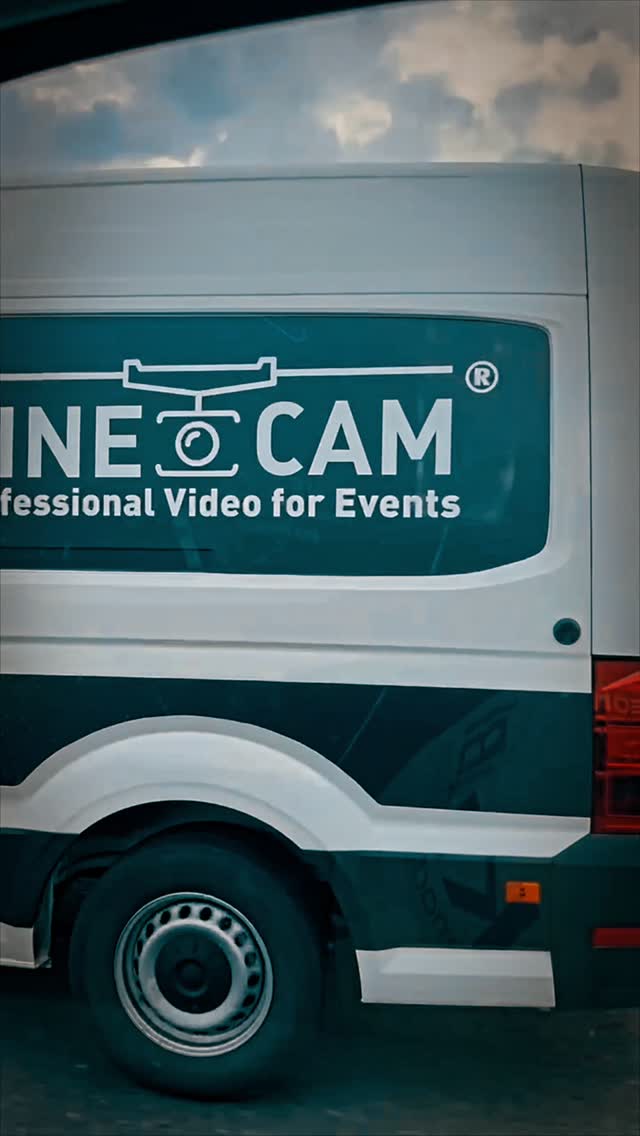 Presentamos nuestra nueva unidad móvil de  Dale al Rec Visual￼.
Un sistema diseñado para producciones audiovisuales de gran formato donde la realización va mucho más allá de una simple cobertura.

Realización multicámara profesional, retransmisiones en directo, streaming de alta calidad, drones FPV y cine, sistemas Cablecam, cámaras broadcast, teleobjetivos de largo alcance, microcámaras, grabación ISO individual, realización para pantallas LED, contenido para aftermovies, televisión y plataformas digitales… todo centralizado desde una unidad móvil preparada para afrontar cualquier tipo de evento.

Festivales, conciertos, giras, deportes, eventos corporativos, televisión y producciones especiales.
Trabajamos con tecnología profesional y un equipo humano preparado para cubrir cada plano desde cualquier ángulo imaginable.

• Unidad móvil de realización multicámara
• Sistemas de streaming y retransmisión en directo
• Drones FPV y drones de cine
• Sistema Cablecam Linecam®
• Cámaras broadcast y cine digital
• Teleobjetivos de largo alcance
• Control CCU y shading profesional
• Grabación ISO y programa master
• Intercom profesional para coordinación técnica
• Más de 3.000 metros de fibra óptica
• Cobertura aérea, terrestre y dinámica
• Realización para pantallas gigantes y TV
• Sistemas inalámbricos de vídeo
• Producción audiovisual integral

No solo grabamos eventos.
Creamos experiencias visuales preparadas para emocionar a miles de personas.

Bienvenidos a una nueva forma de vivir la realización audiovisual. Gracias a @toledo_beat_festival por confiar en nosotros @delrio_victor ❤️