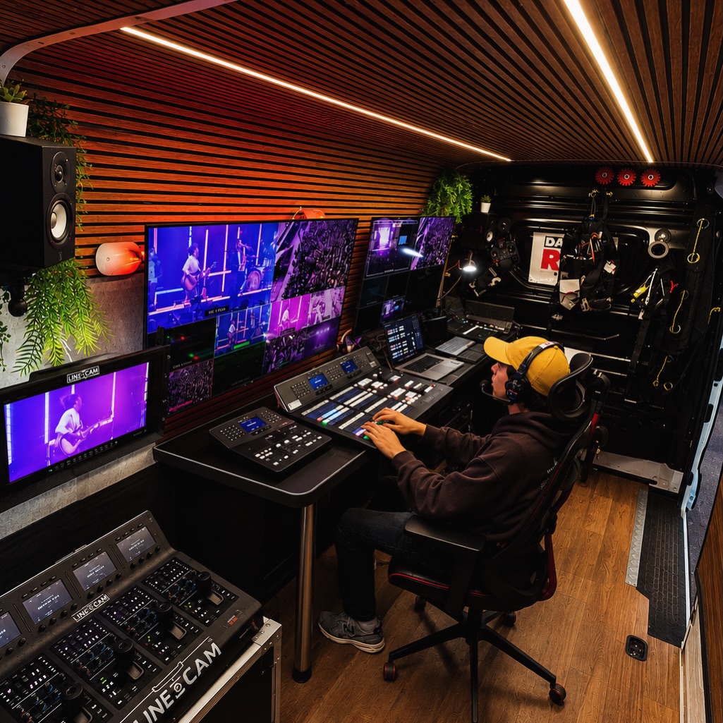 Presentamos la nueva unidad móvil de  Dale al Rec Visual￼.

Un nuevo paso para seguir llevando la realización audiovisual a otro nivel.

Más que una unidad móvil, es un centro de producción preparado para grandes festivales, conciertos, eventos deportivos, retransmisiones en directo y producciones audiovisuales de alto nivel. Un espacio diseñado para coordinar realización multicámara, streaming, pantallas LED, grabación, intercom, señalización y todo el flujo técnico que necesita un gran evento.

Equipada para trabajar con producciones de gran formato:
• Realización multicámara profesional
• Sistemas de retransmisión en directo
• Integración con pantallas LED y backstage
• Intercom profesional para coordinación técnica
• Fibra óptica de largo alcance
• Control de cámaras y shading
• Grabación ISO y máster
• Producción técnica integral
• Integración con drones y Cablecam Linecam®

Detrás de cada evento hay horas de montaje, coordinación, pruebas y un equipo humano que vive cada producción como si fuera única.

Seguimos creciendo, evolucionando y apostando por ofrecer producciones visuales con la máxima calidad técnica y humana.

Gracias a todos los artistas, promotores, festivales y equipos técnicos que siguen confiando en nosotros.

Esto no es solo una unidad móvil.
Es el siguiente nivel de nuestra forma de contar los eventos.